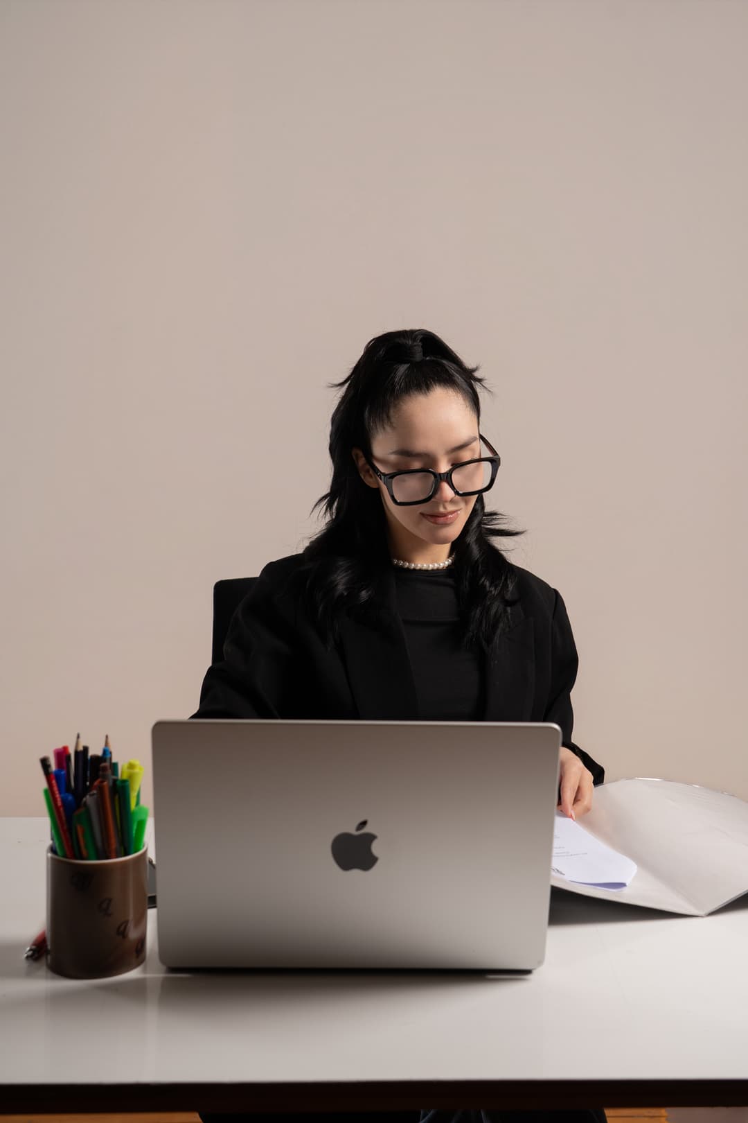 Profesional de Prisi Apoyo Total asesorando estudiantes